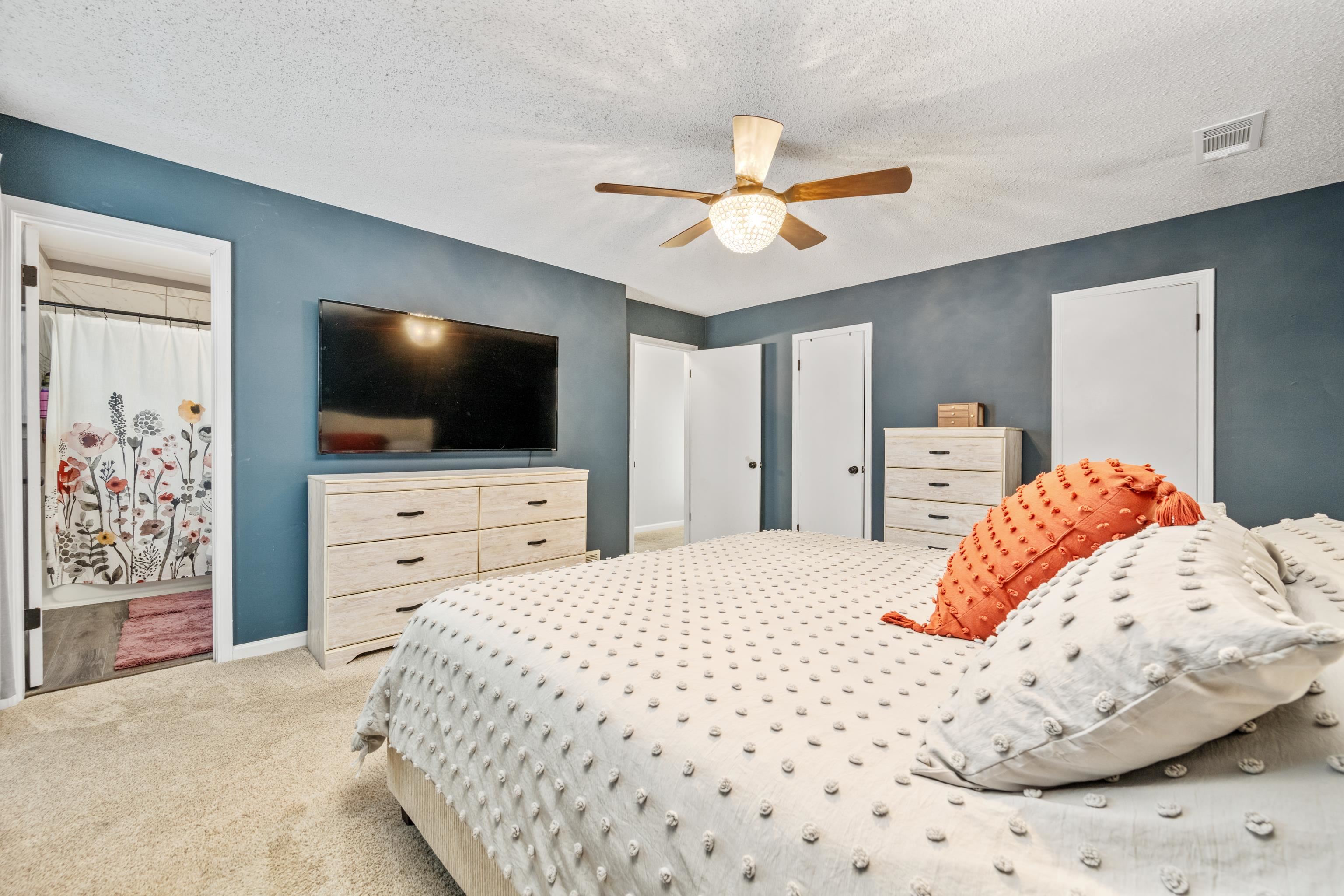 608 King Ridge Cove Collierville, TN 38017 - Photo 14 of 32 Bedroom with ensuite bath, light carpet, a walk-in closet, and ceiling fan.