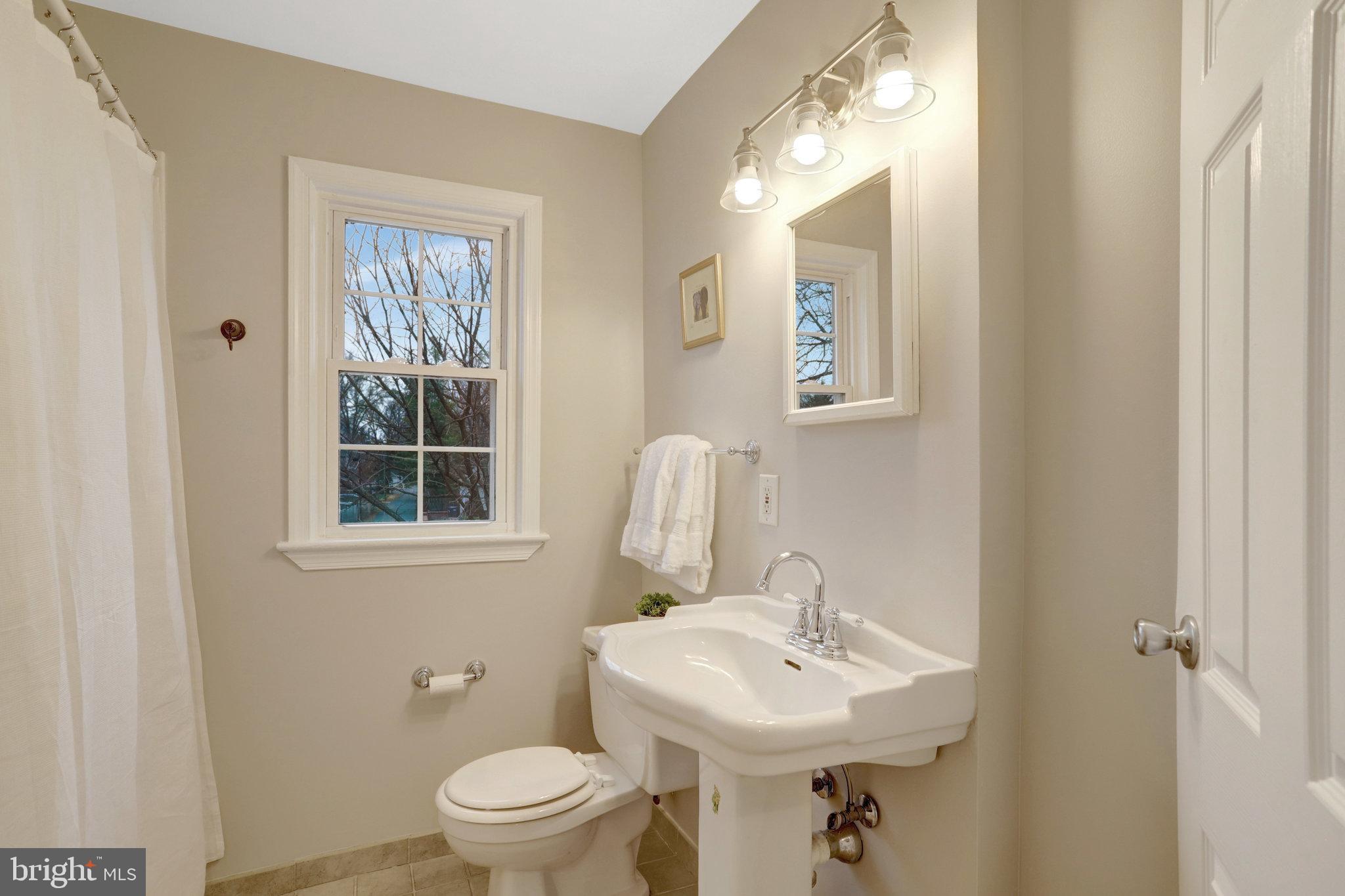 6514 10th Street Alexandria, VA 22307 - Photo 22 of 31 Full bathroom