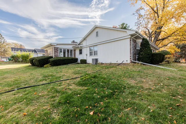 a view of a house with a yard