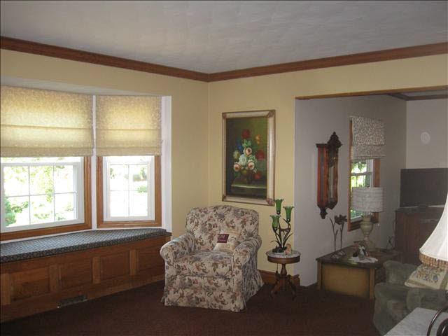 11286 Secor Road Temperance, MI 48182 - Photo 7 of 21 Living Room