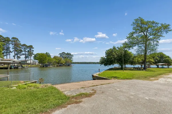$175,000 | 152 West Oak Shadows, Onalaska, TX 77360