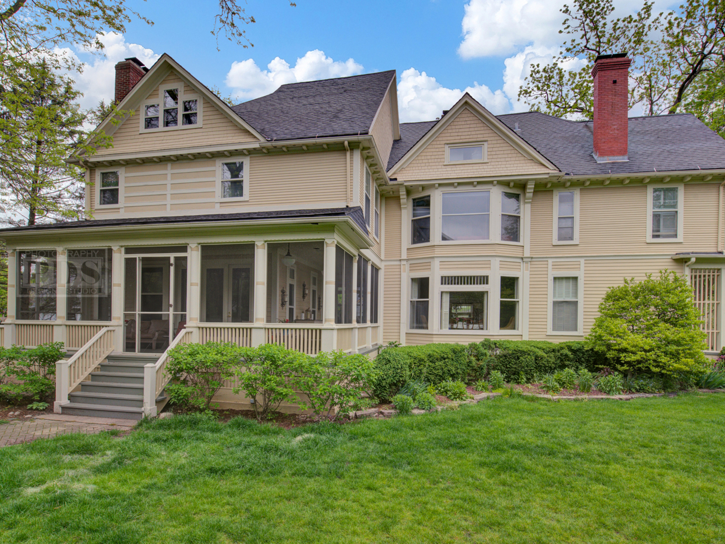 22 Orchard Place Hinsdale, IL 60521 - Photo 4 of 34 a front view of a house with a yard