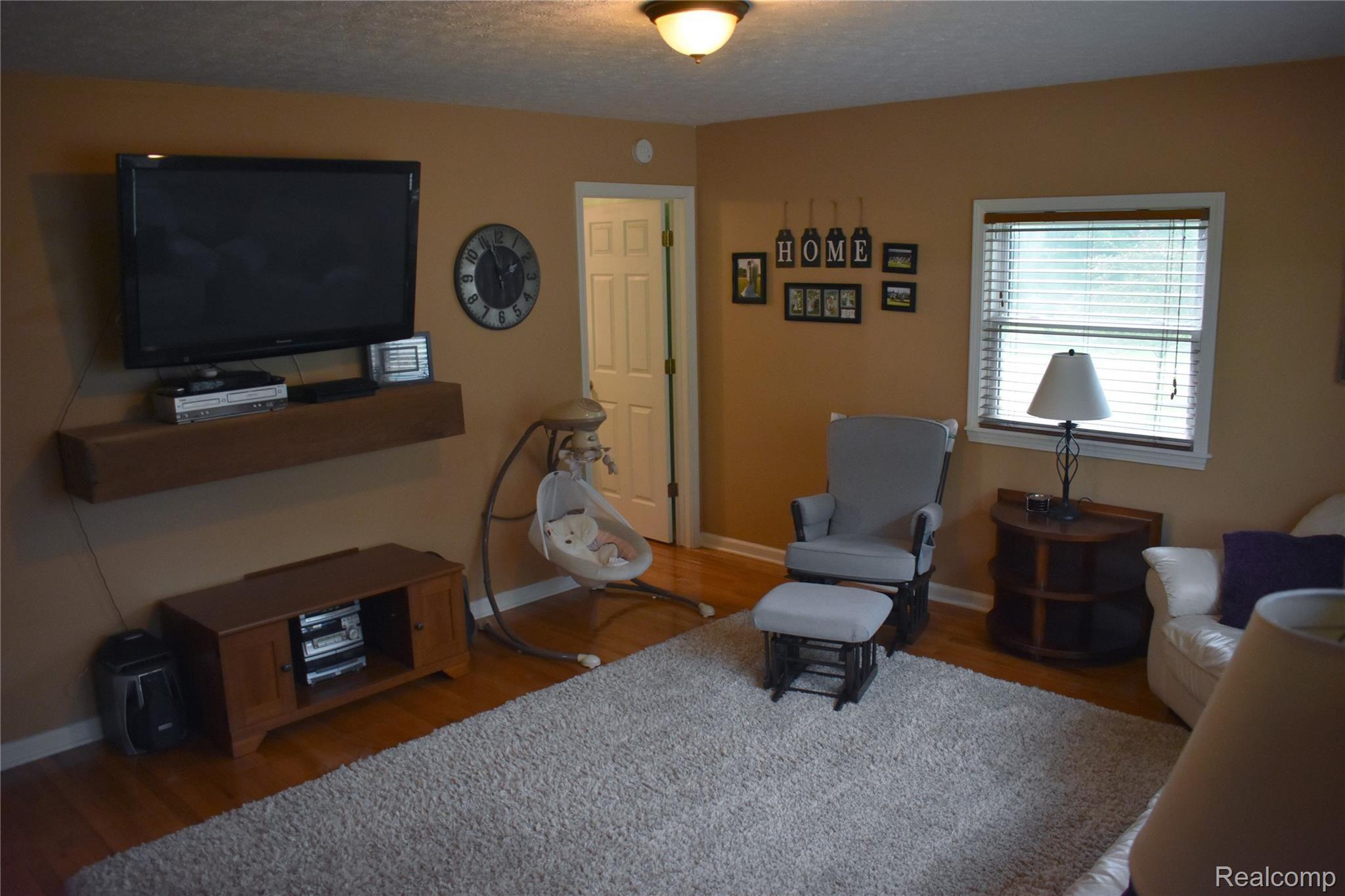 7205 West Lange Road Fowlerville, MI 48836 - Photo 18 of 25 Livingroom_2.jpg