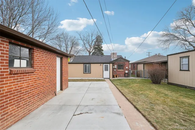 a view of a house with a backyard