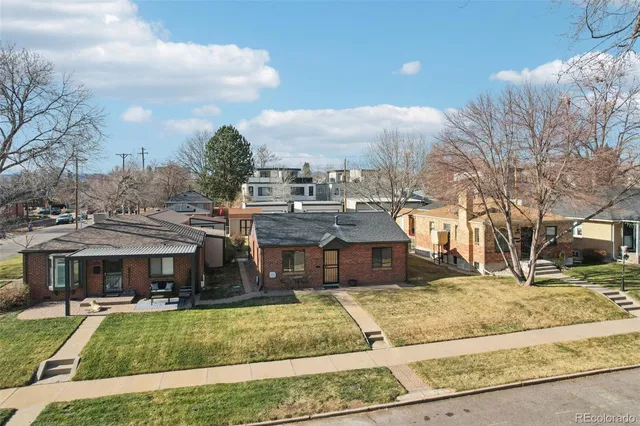 a view of a house with a yard