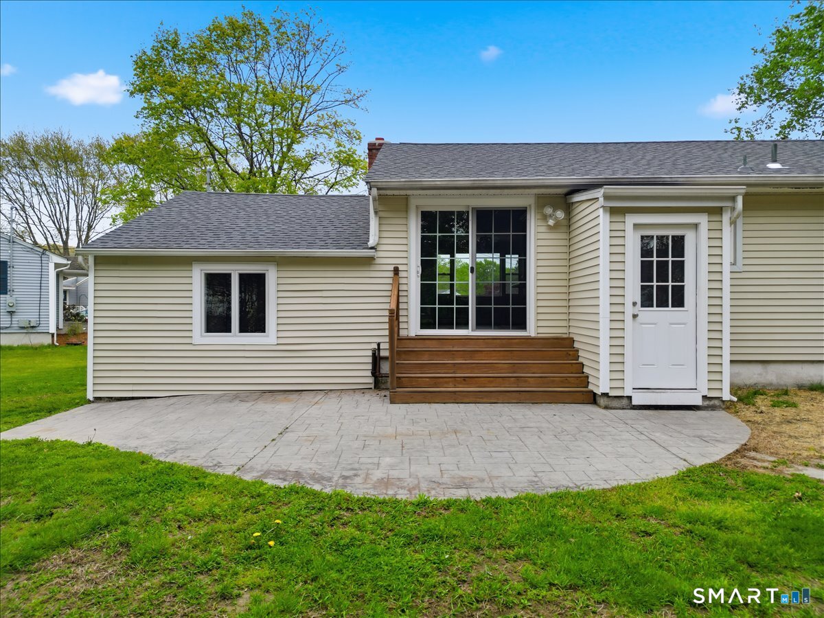 13 Mark Trail Groton, CT 06340 - Photo 5 of 38
