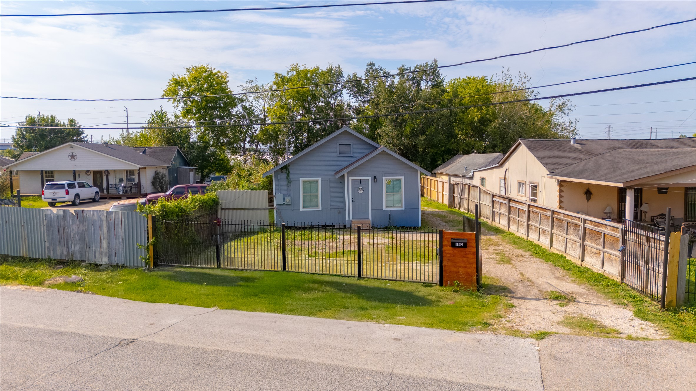 9302 Waller Street Houston, TX 77012 - Photo 3 of 15