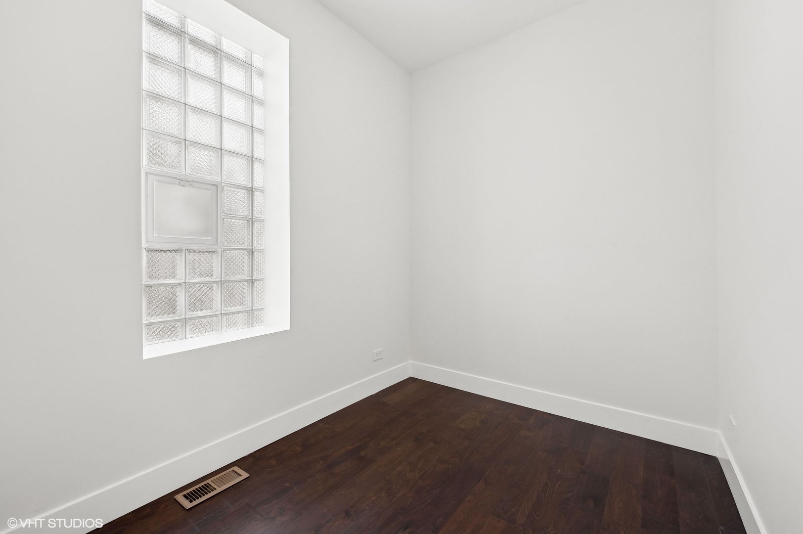 2313 West Fullerton Avenue Chicago, IL 60647 - Photo 14 of 25 an empty room with a window