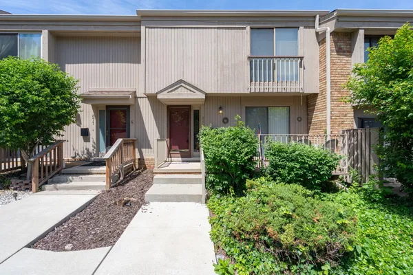 $209,900 | 669 Oakbrook West, Rochester Hills, MI 48307