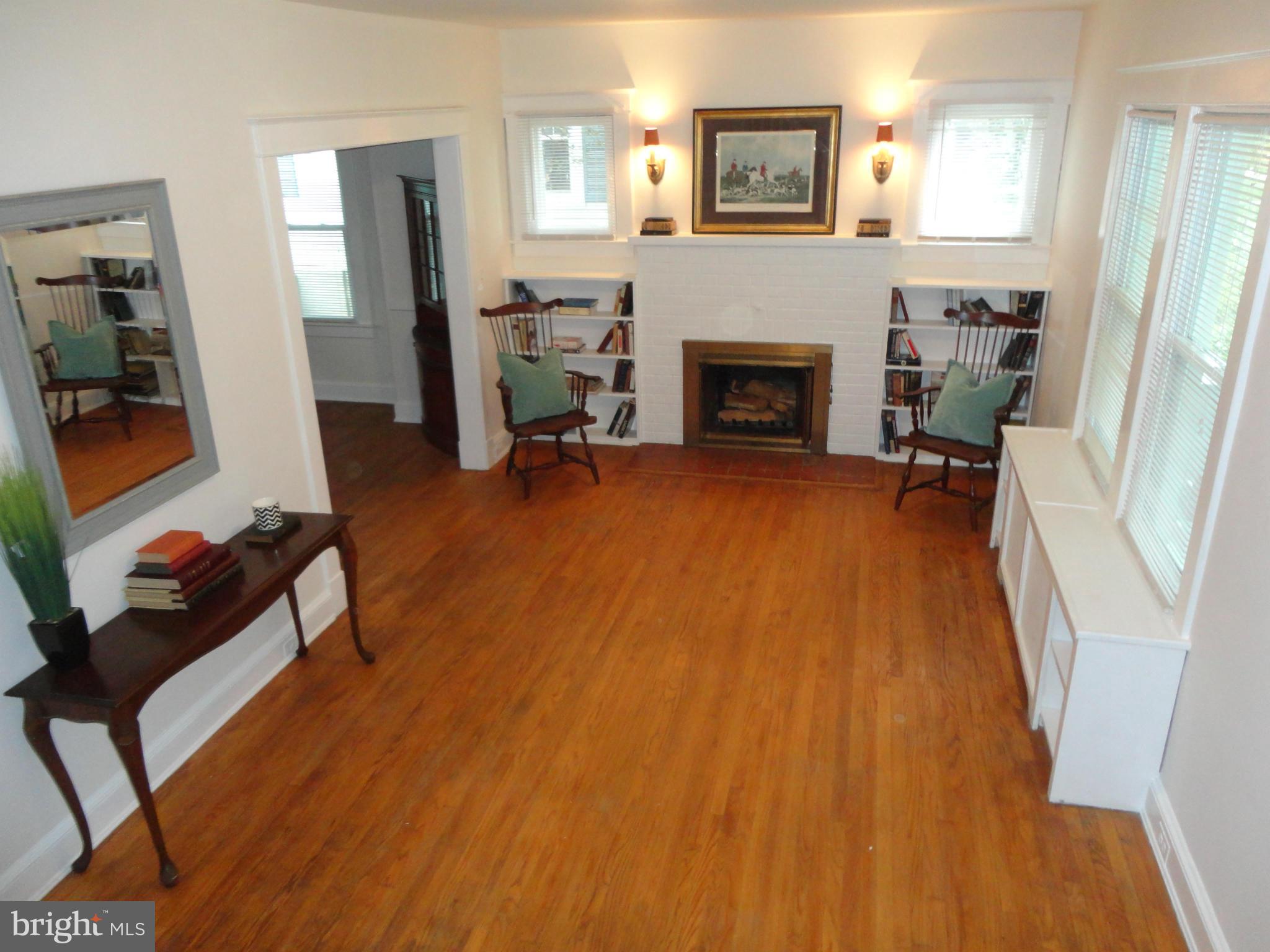 521 Murdock Road Baltimore, MD 21212 - Photo 8 of 20 Living Room