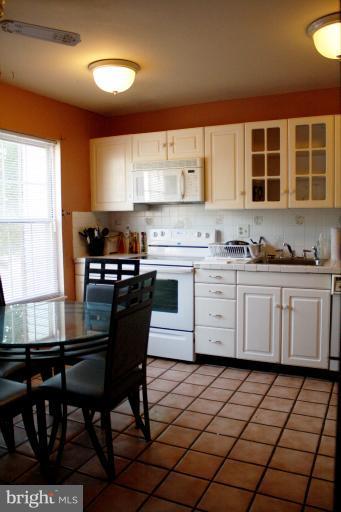 11 Bohn Court Rosedale, MD 21237 - Photo 3 of 30 Eat-In Kitchen
