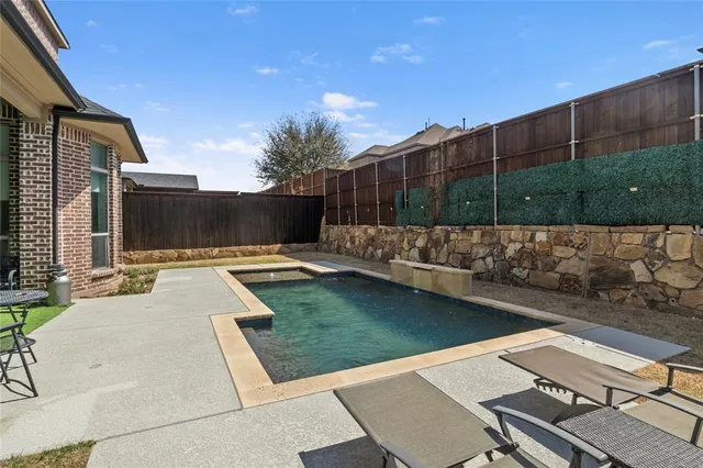 a view of a back yard