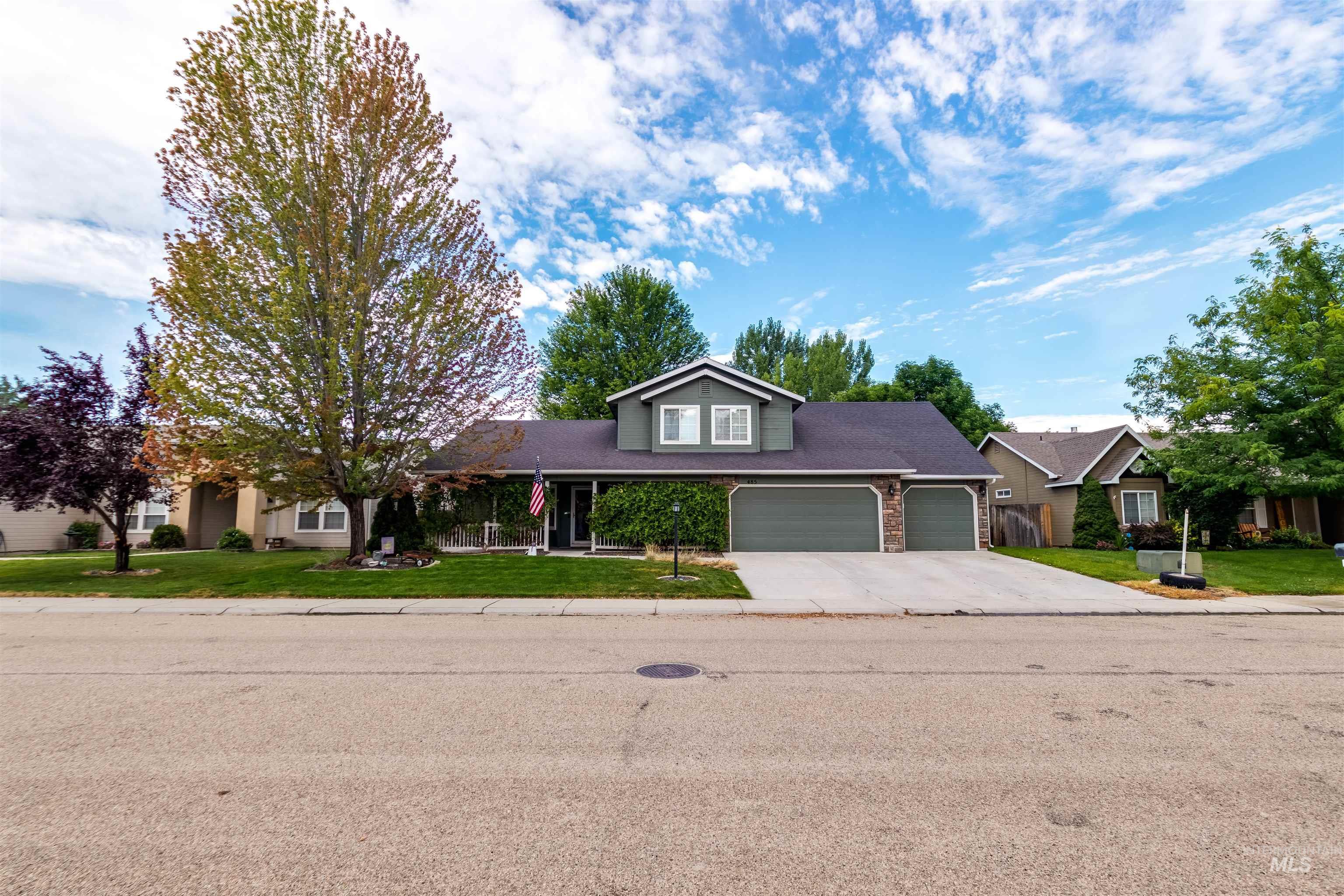 485 North Nebula Avenue Star, ID 83669 - Photo 28 of 47 View of front facade with driveway, a front lawn, and a garage