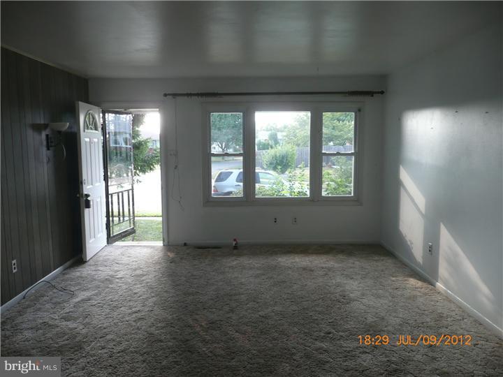 12 Doncaster Road New Castle, DE 19720 - Photo 5 of 18 Living Room