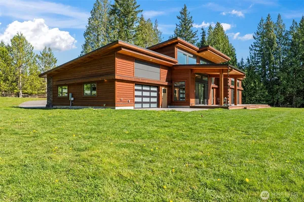a view of a house with a backyard