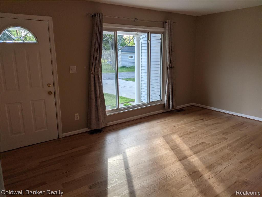 3693 Queensbury Road Lake Orion, MI 48359 - Photo 3 of 24