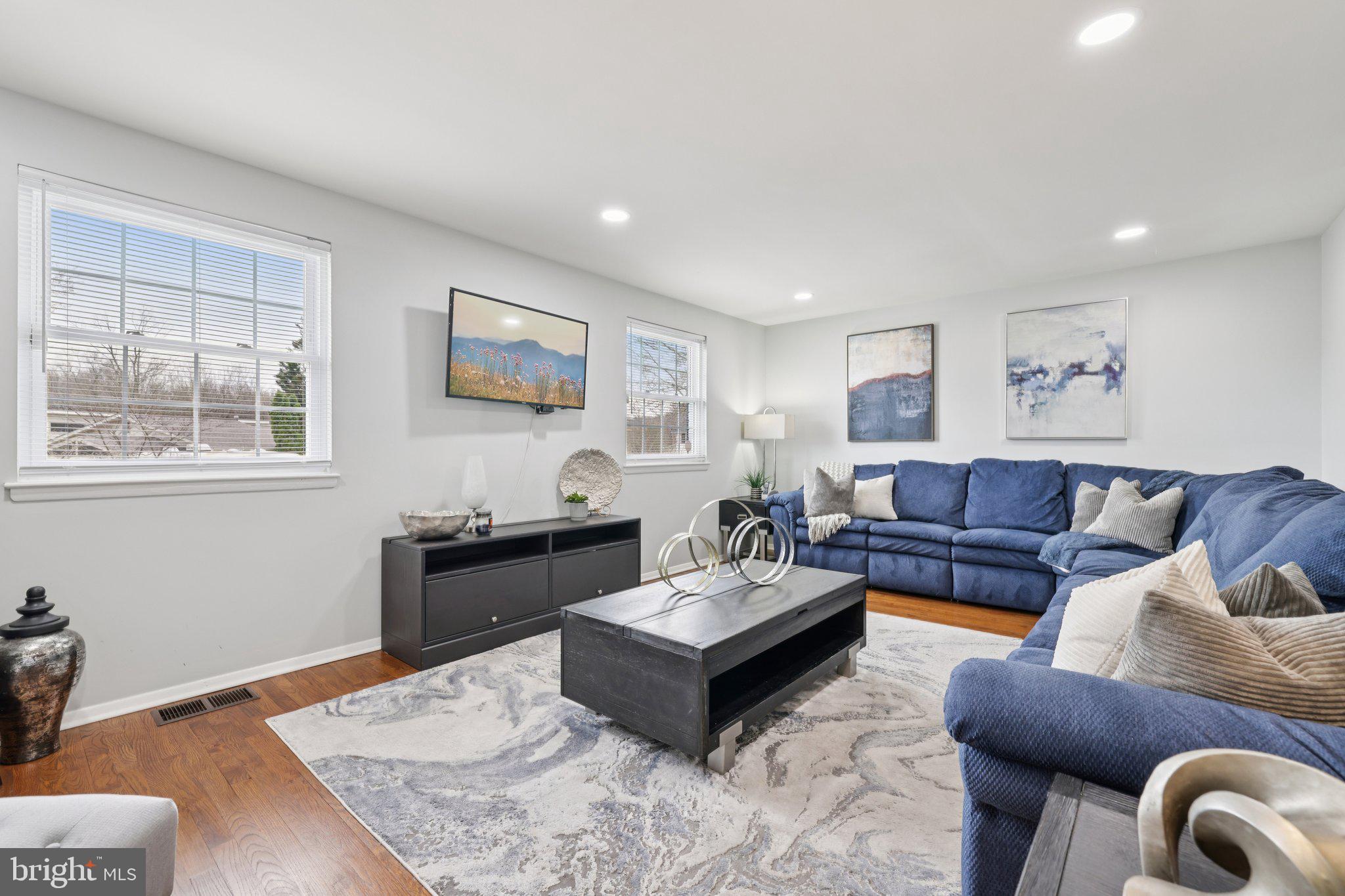 8406 Snowden Loop Court Laurel, MD 20708 - Photo 12 of 60 Living Room