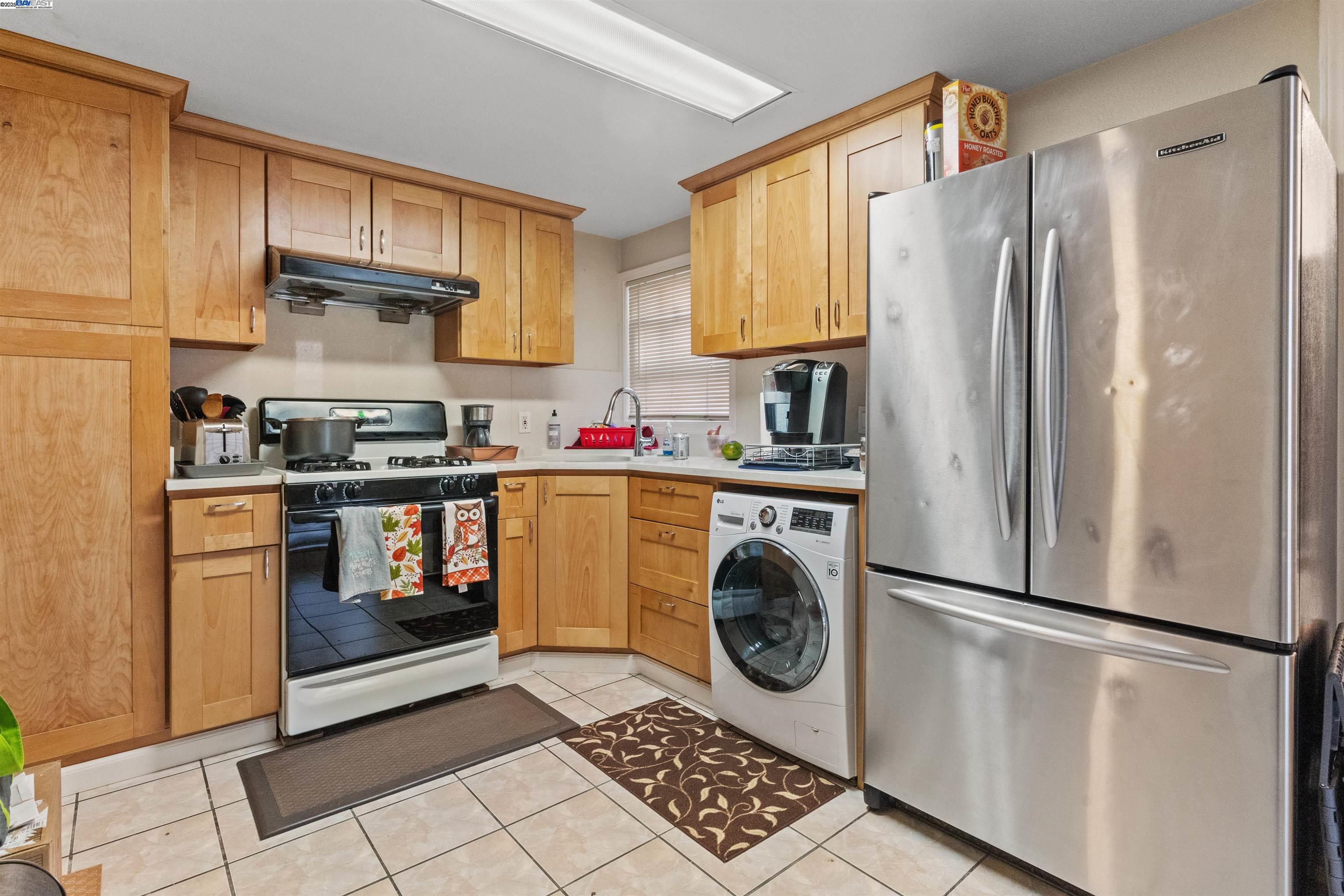 1523 Lincoln Avenue Alameda, CA 94501 - Photo 19 of 32 a kitchen with refrigerator a washer and dryer