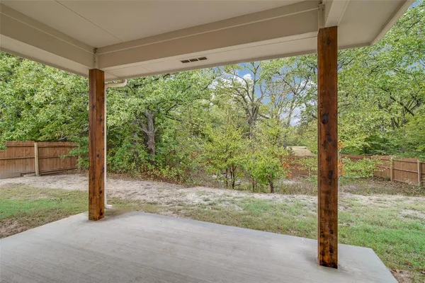 a view of a yard with an tree