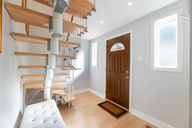 $369,900 | 2720 West 97th Street, Evergreen Park, IL 60805