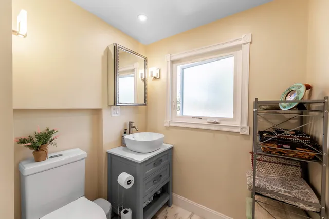 $369,900 | 2720 West 97th Street, Evergreen Park, IL 60805