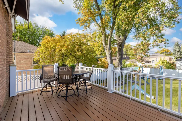 $369,900 | 2720 West 97th Street, Evergreen Park, IL 60805