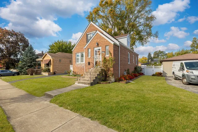 $369,900 | 2720 West 97th Street, Evergreen Park, IL 60805