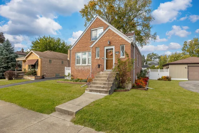 $369,900 | 2720 West 97th Street, Evergreen Park, IL 60805