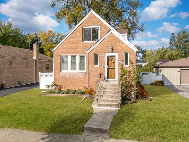 $369,900 | 2720 West 97th Street, Evergreen Park, IL 60805