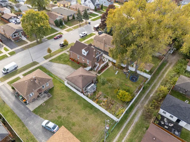 $369,900 | 2720 West 97th Street, Evergreen Park, IL 60805