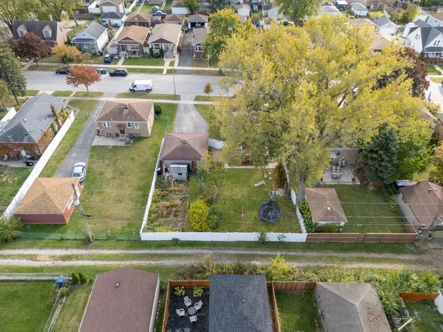 $369,900 | 2720 West 97th Street, Evergreen Park, IL 60805