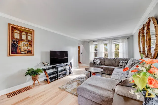 $369,900 | 2720 West 97th Street, Evergreen Park, IL 60805