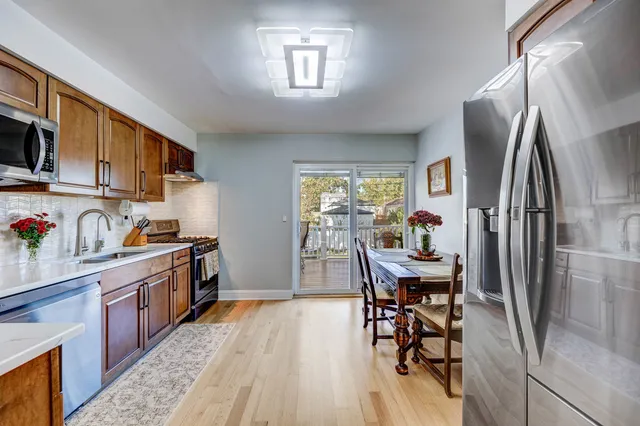 $369,900 | 2720 West 97th Street, Evergreen Park, IL 60805