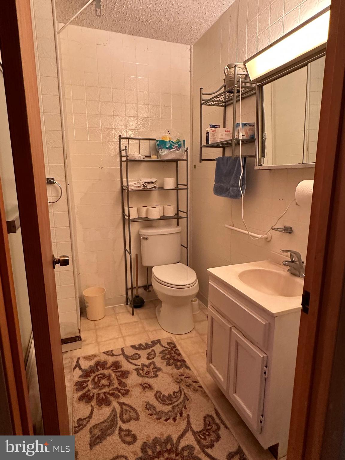 12723 Ridgely Road Greensboro, MD 21639 - Photo 11 of 43 Main bathroom