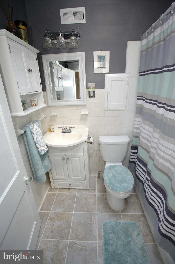 4214 Falls Road Baltimore, MD 21211 - Photo 21 of 29 UPDATED HALL BATH