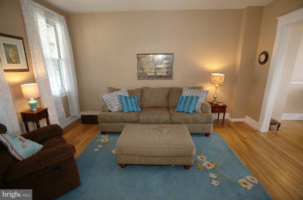 4214 Falls Road Baltimore, MD 21211 - Photo 7 of 29 Living Room