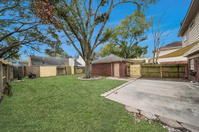 a view of a yard in front of a house