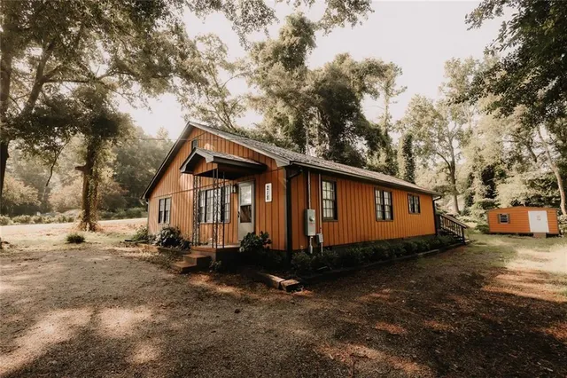 a view of a house with a yard