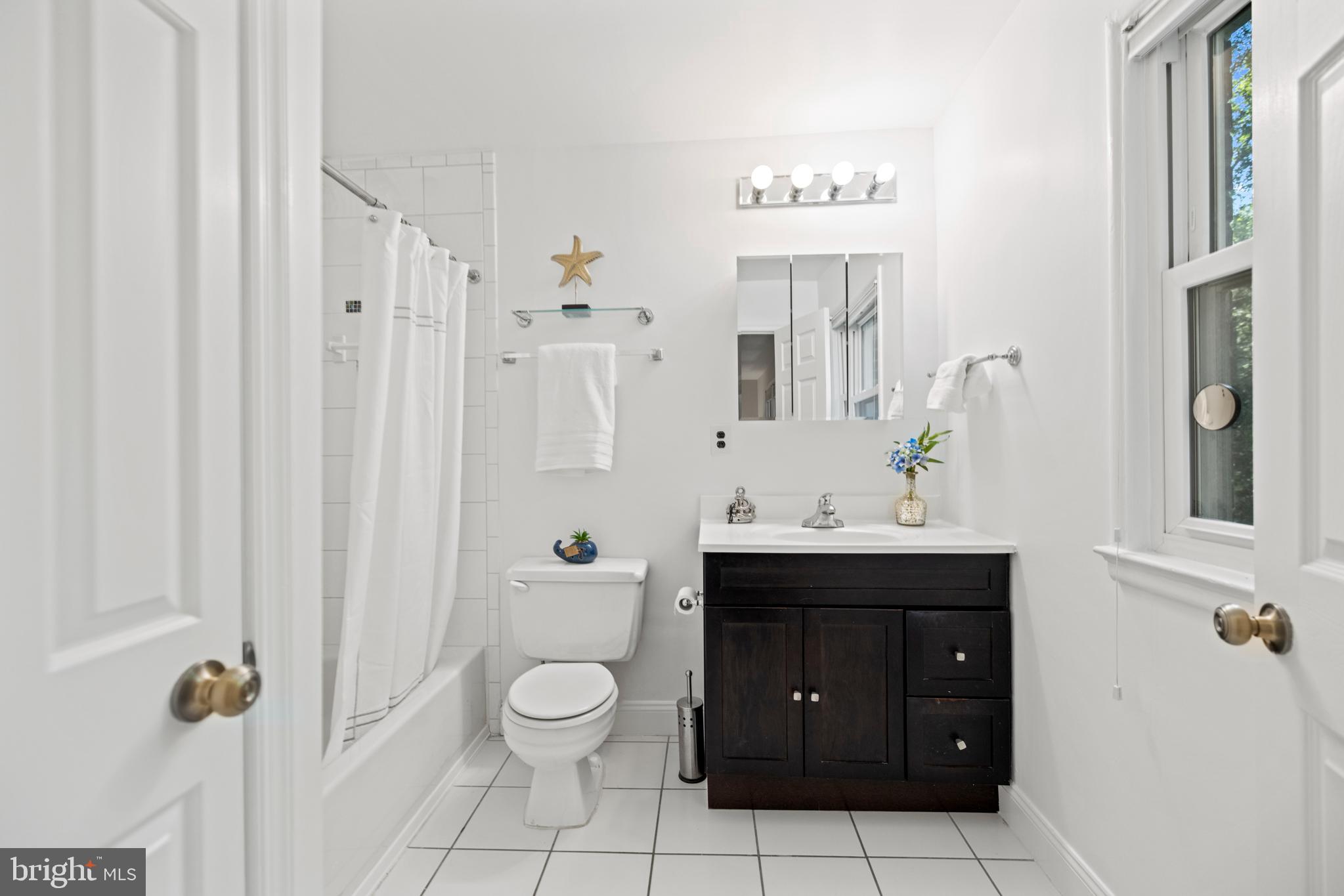 8610 Geren Road, Unit 166 Silver Spring, MD 20901 - Photo 20 of 34 Clean graphic lines