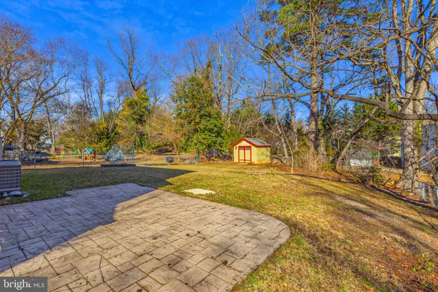a view of house with backyard and tree