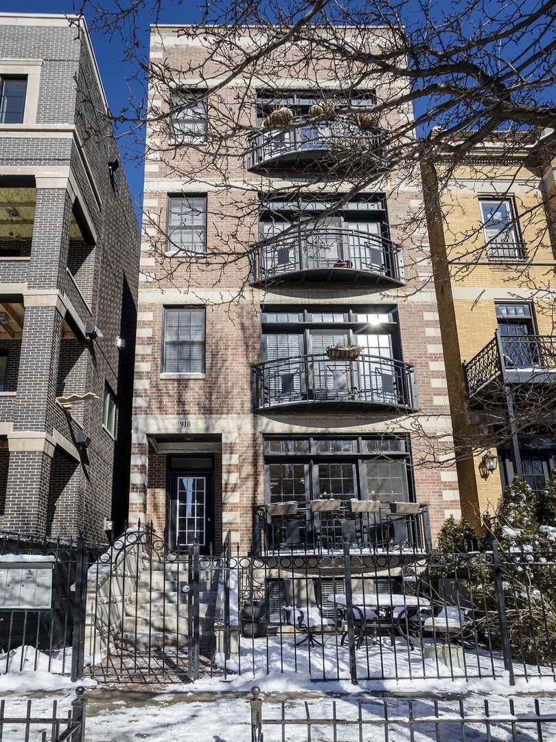 910 West Roscoe Street, Unit 1 Chicago, IL 60657 - Photo 2 of 13 a front view of a building with glass windows