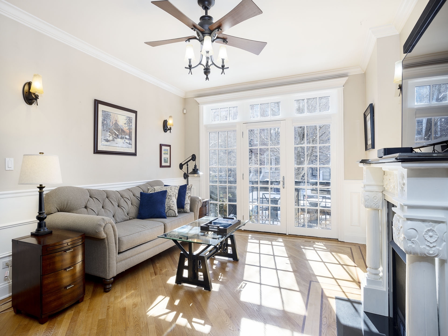 910 West Roscoe Street, Unit 1 Chicago, IL 60657 - Photo 3 of 13 a living room with furniture and a large window