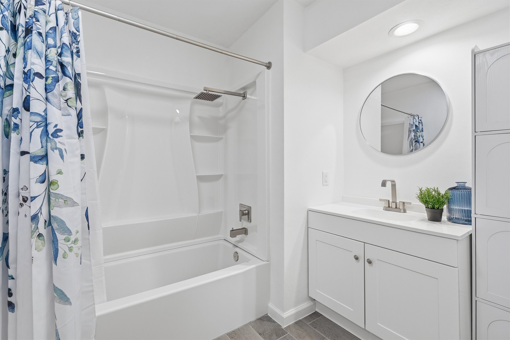 1011 Hamblen Road, Unit 306 Houston, TX 77339 - Photo 22 of 38 This en-suite bath features a tub/shower combo and marble countertops, a comfortable private retreat for the second primary suite.