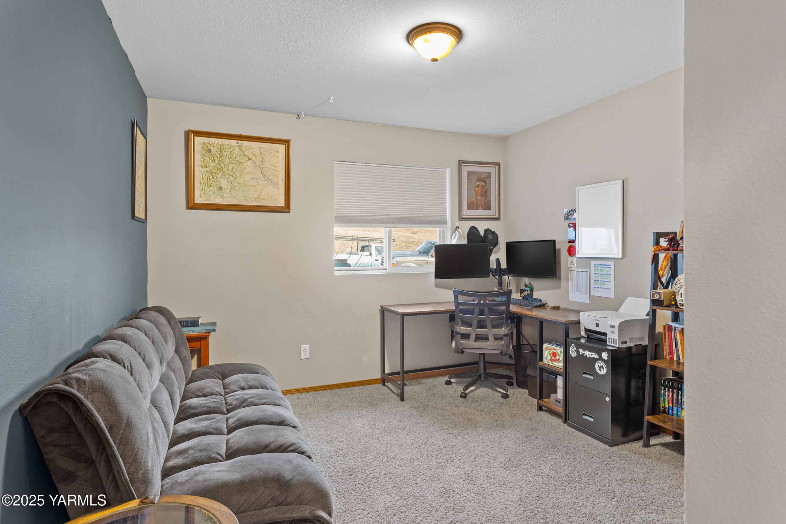 150 Solar Lane Yakima, WA 98901 - Photo 22 of 27 a livingroom with workspace and a couch