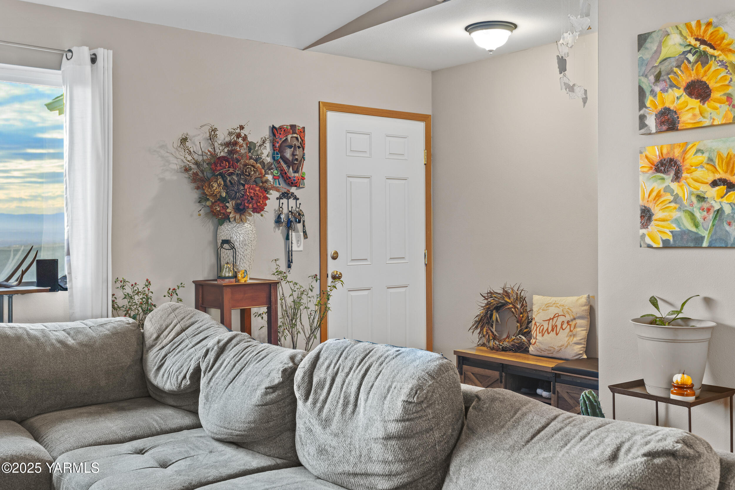 150 Solar Lane Yakima, WA 98901 - Photo 7 of 27 a living room with furniture and painting on the wall