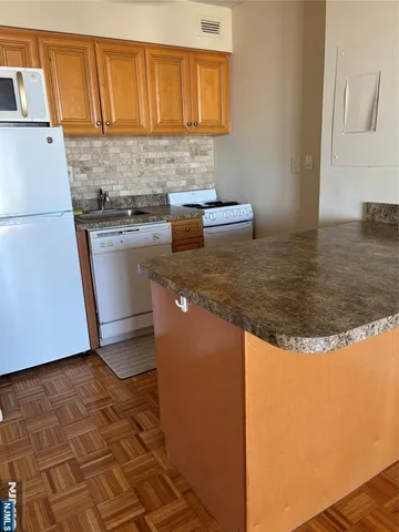 $1,950 | 1590 Anderson Avenue, Unit 19D, Fort Lee, NJ 07024