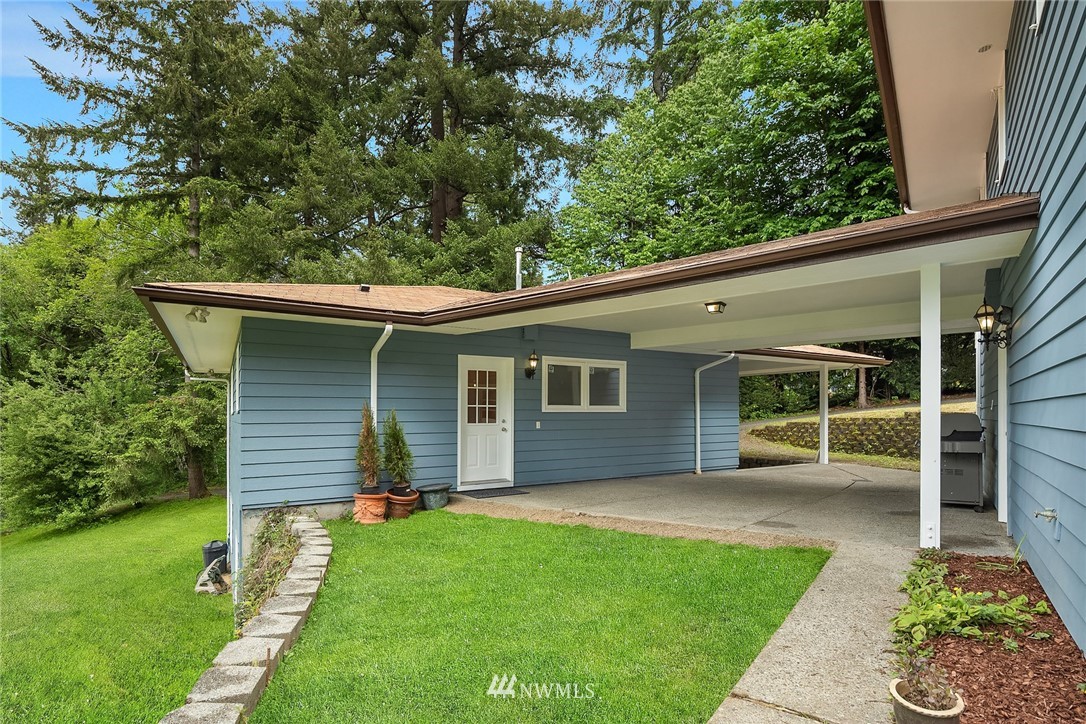 27819 Southeast Issaquah-Fall City Road Fall City, WA 98024 - Photo 32 of 39 a view of a backyard with a garden