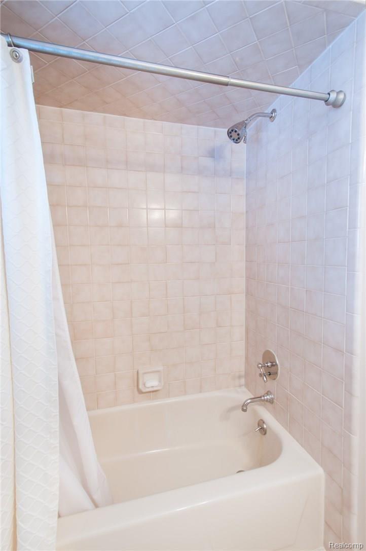 4758 Forest Ridge Court Rochester, MI 48306 - Photo 54 of 73 ForestRidgeCt_4758_FullBath_03.jpg