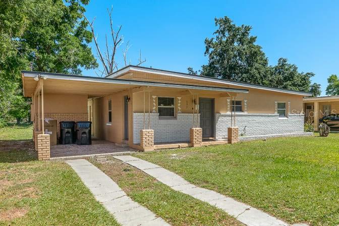 a view of a house with a backyard