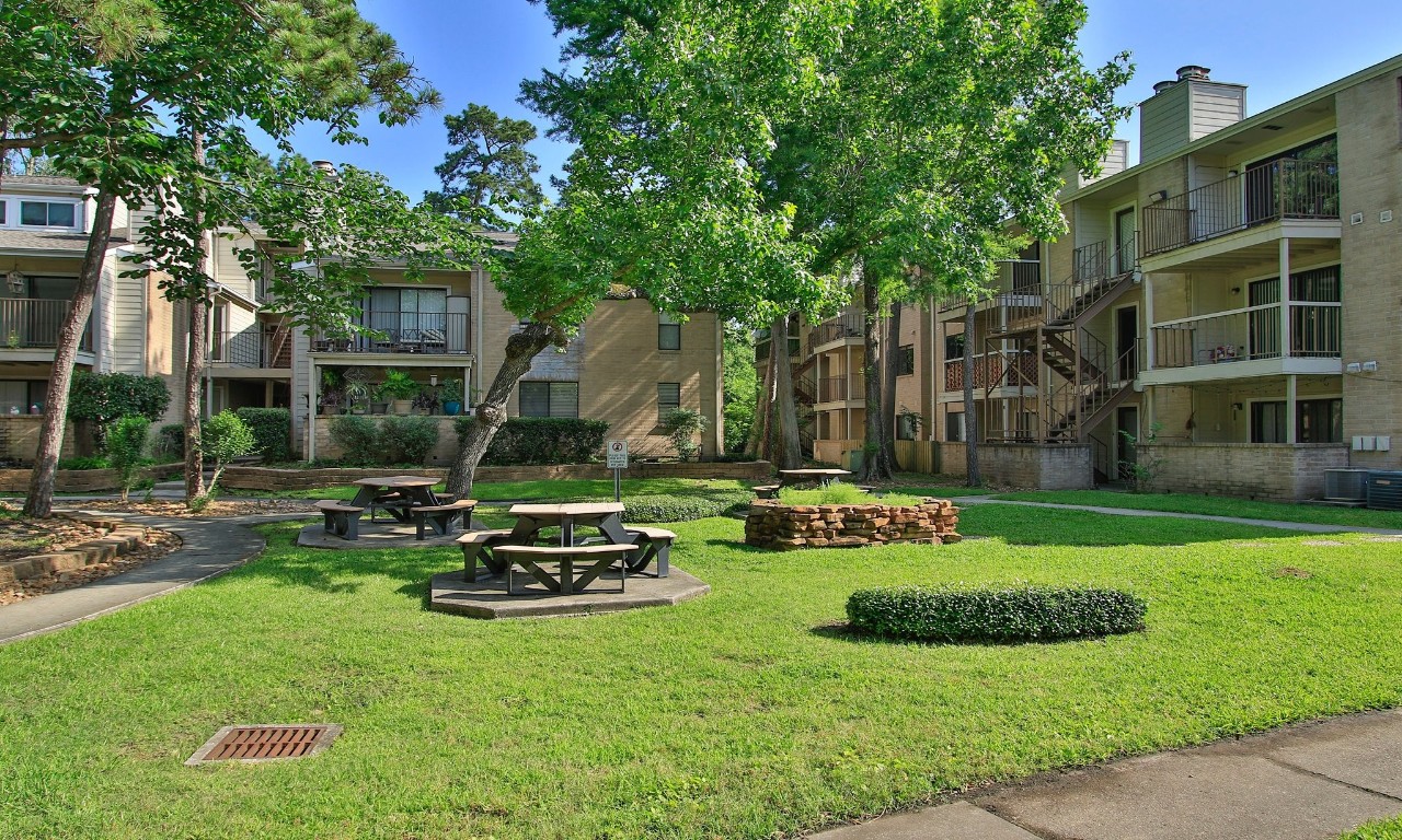 3500 Tangle Brush Drive, Unit 138 Spring, TX 77381 - Photo 26 of 28 Anther view of he couryard facing West.